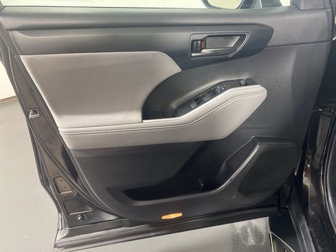 Used 2020 Toyota Highlander L image 24
