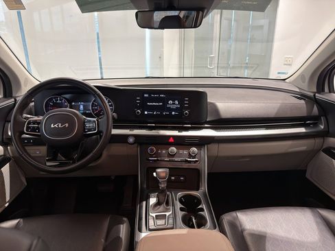Used 2023 Kia Carnival LX image 16