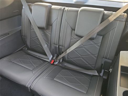 Used 2025 Volkswagen Atlas SE FWD image 5