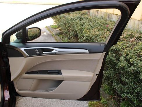 Used 2019 Ford Fusion SE FWD image 18