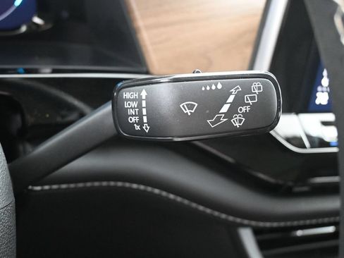 Used 2024 Volkswagen Atlas SE w/ Panoramic Sunroof Package FWD image 17