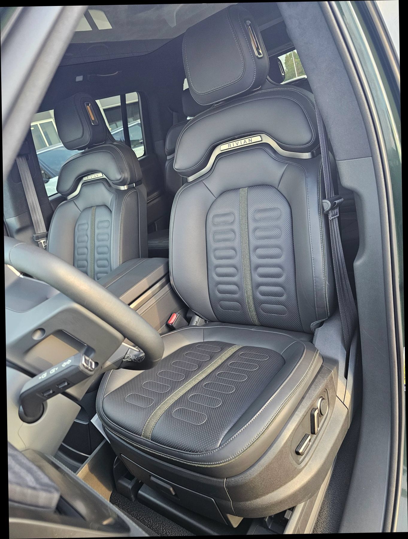 Used 2025 Rivian R1S Adventure Dual AWD/4WD image 10