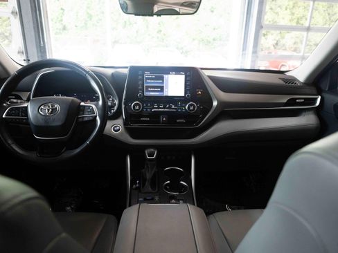 Used 2020 Toyota Highlander XLE AWD/4WD image 20