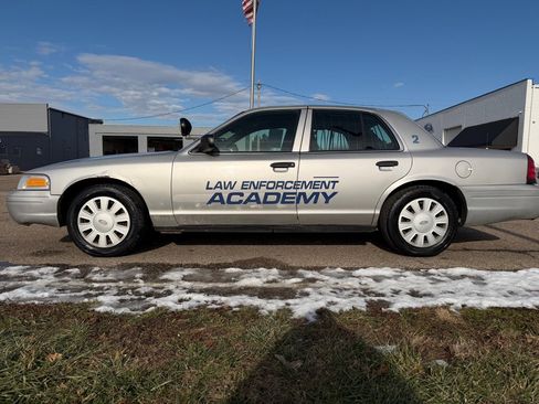 Used 2008 Ford Crown Victoria Police Interceptor image 8