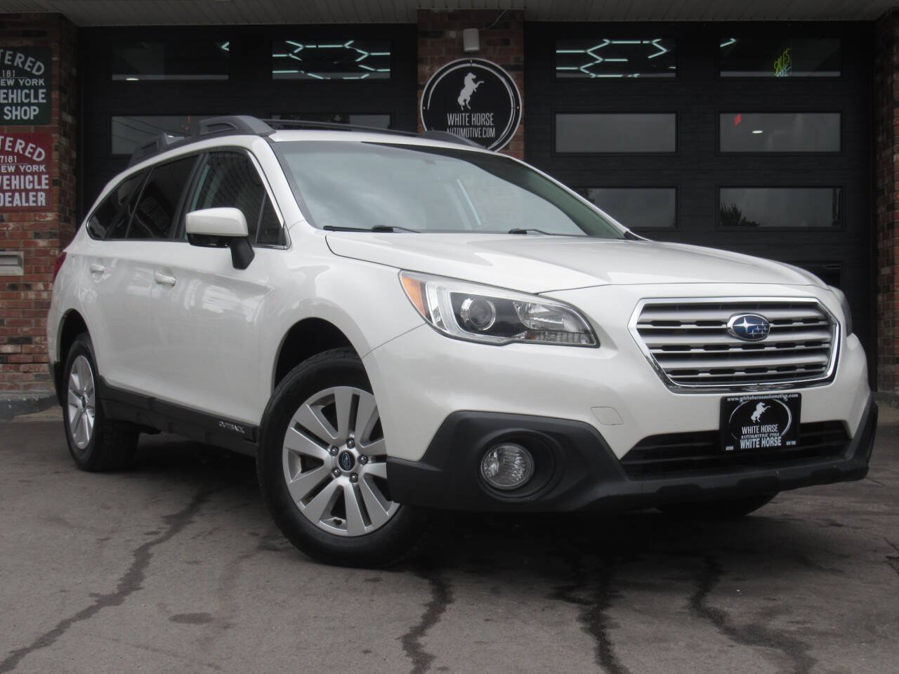 Used 2016 Subaru Outback 2.5i Premium AWD/4WD image 2