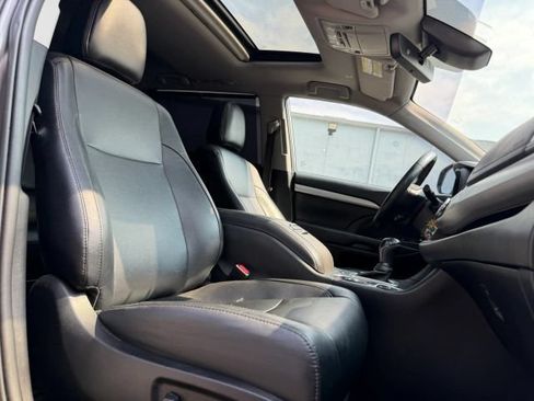 Used 2019 Toyota Highlander XLE AWD/4WD image 12