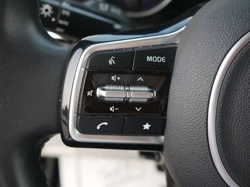 Used 2024 Kia Carnival EX FWD image 27