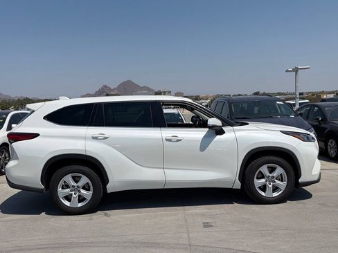 Used 2020 Toyota Highlander LE FWD image 3