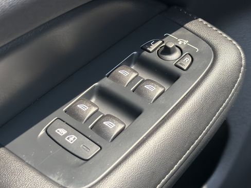 Certified 2024 Volvo V60 B5 Cross Country Plus w/ Protection Package Premier AWD/4WD image 18