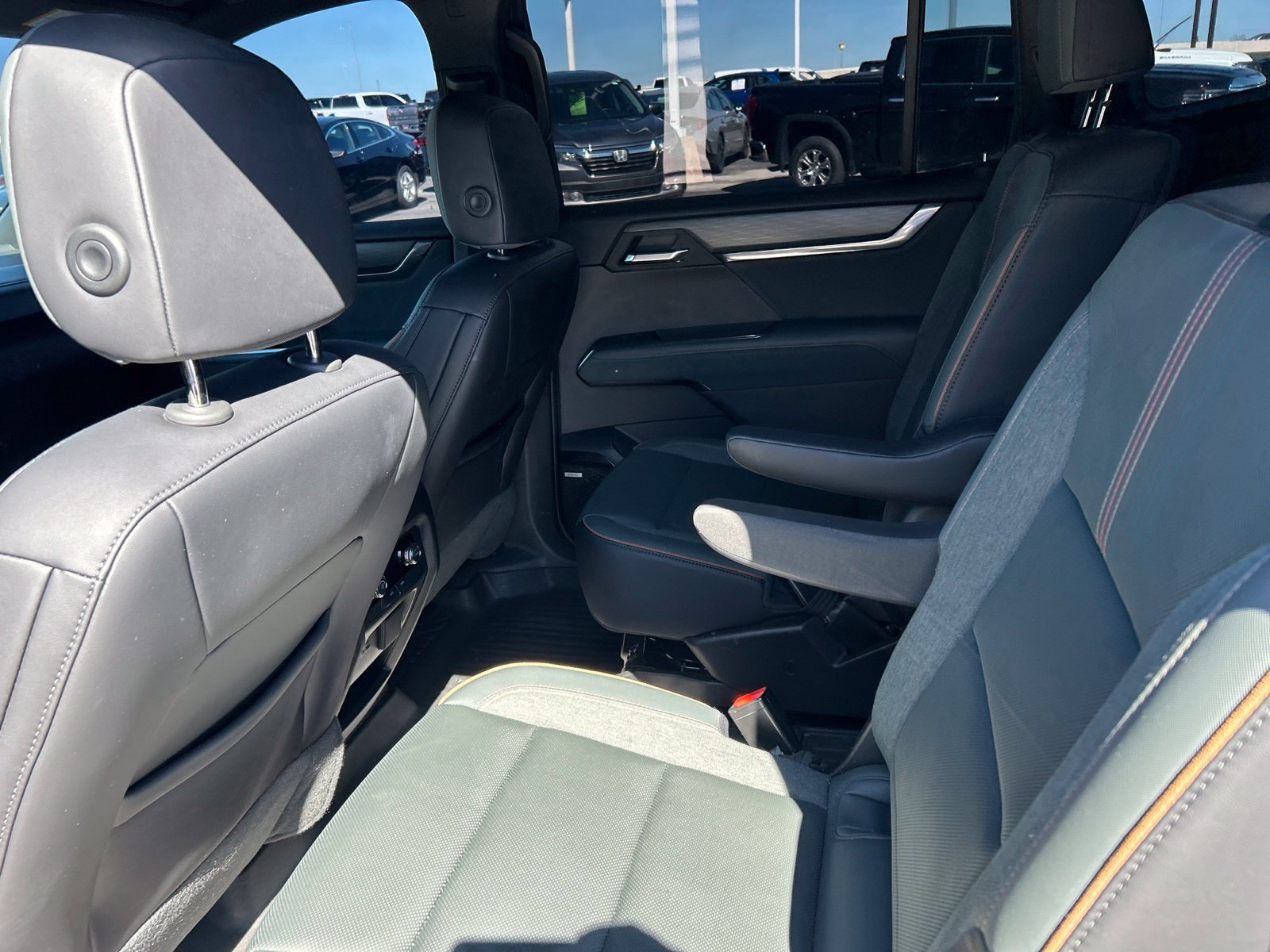 Used 2025 GMC Acadia AT4 AWD/4WD image 12
