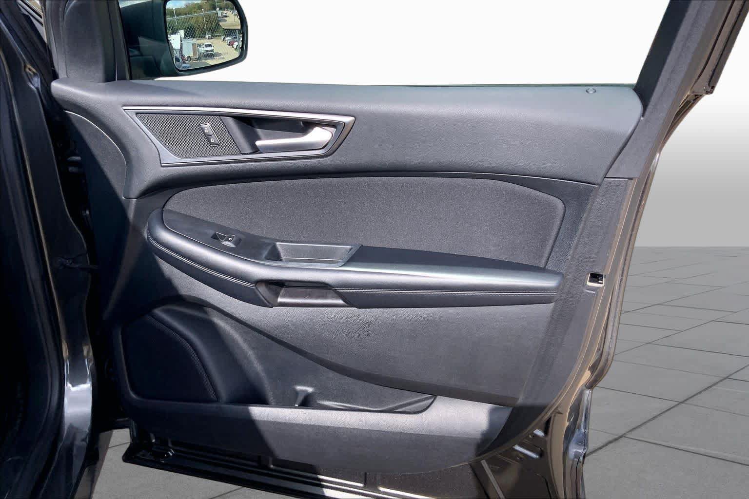 Used 2018 Ford Edge SE FWD image 22