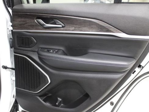 Used 2023 Jeep Grand Cherokee Limited w/ Black Appearance Package image 31