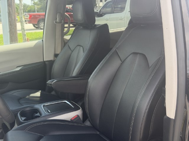 Used 2024 Chrysler Pacifica Touring-L FWD image 14
