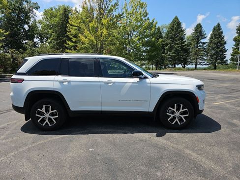 Used 2024 Jeep Grand Cherokee Limited AWD/4WD image 7
