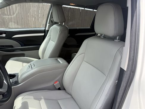Used 2017 Toyota Highlander XLE w/ Carpet Mat Package AWD/4WD image 22