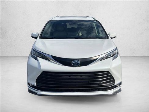 Used 2022 Toyota Sienna XLE image 2