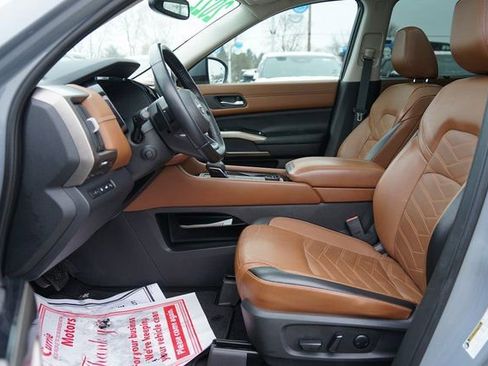 Used 2022 Nissan Pathfinder Platinum image 12