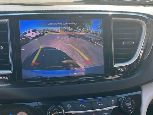 Used 2024 Chrysler Pacifica Touring-L image 22