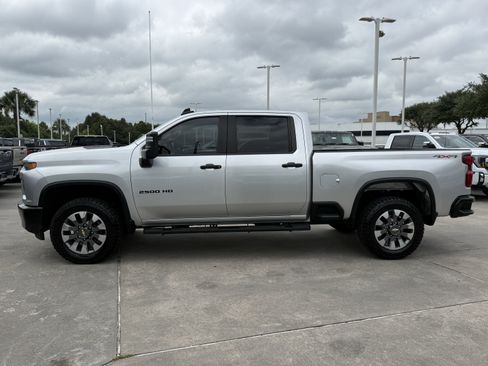 Used 2022 Chevrolet Silverado 2500 Custom w/ Custom Value Package AWD/4WD image 8