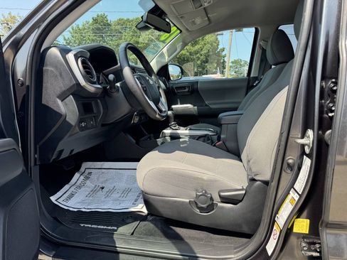 Used 2018 Toyota Tacoma SR5 AWD/4WD image 17