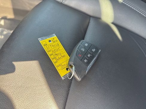 Used 2025 Chevrolet Suburban Z71 image 38