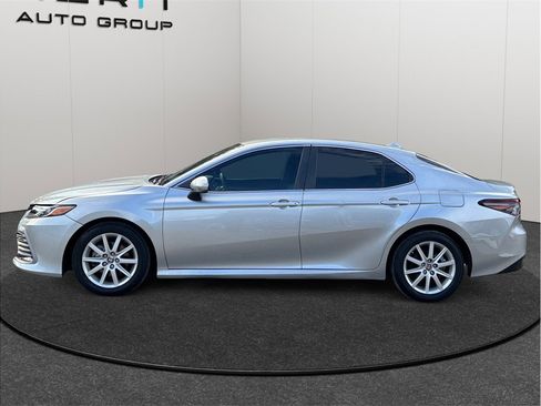 Used 2022 Toyota Camry LE image 5