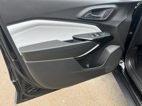 Used 2025 Chevrolet Trax LT FWD image 17