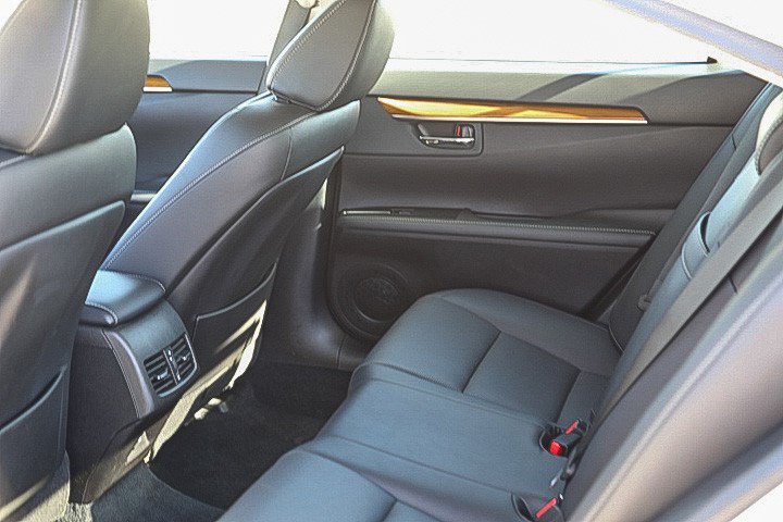 Used 2014 Lexus ES 300h w/ Premium Package w/Bamboo Trim FWD image 18