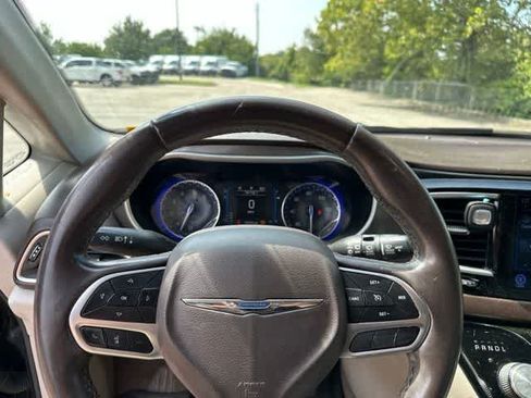 Used 2017 Chrysler Pacifica Touring-L FWD image 11