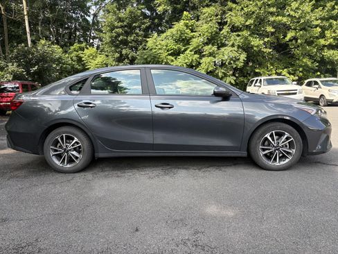 Used 2023 Kia Forte LXS w/ LXS Technology Package FWD image 2