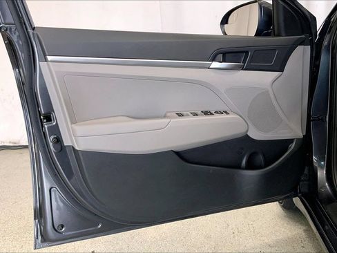 Used 2020 Hyundai Elantra SE FWD image 25