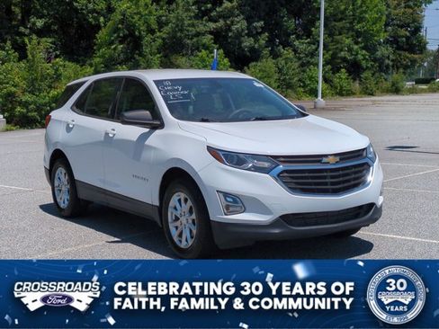 Used 2018 Chevrolet Equinox LS FWD image 2