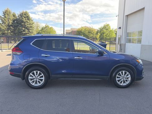 Used 2017 Nissan Rogue SV FWD image 4