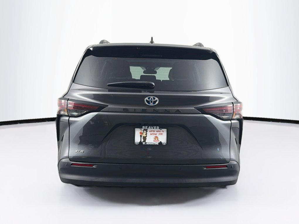 Used 2025 Toyota Sienna XLE FWD image 8