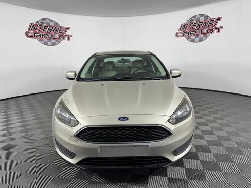 Used 2017 Ford Focus SE FWD image 2