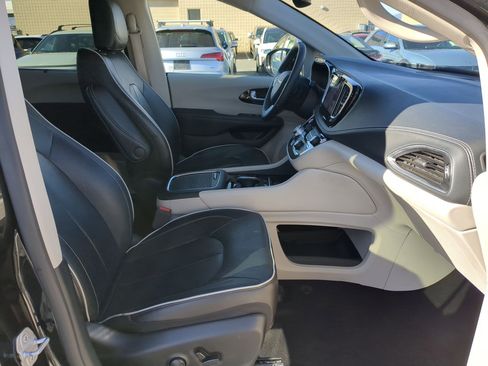 Used 2024 Chrysler Pacifica Limited image 34