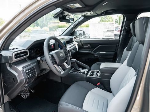 Certified 2018 Toyota Tundra SR5 w/ SR5 Upgrade Package AWD/4WD image 24