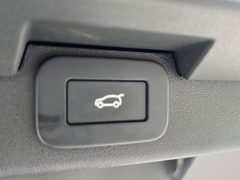 Used 2025 Land Rover Discovery Dynamic SE AWD/4WD image 18