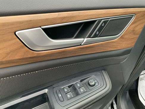 Used 2025 Volkswagen Atlas SE image 19