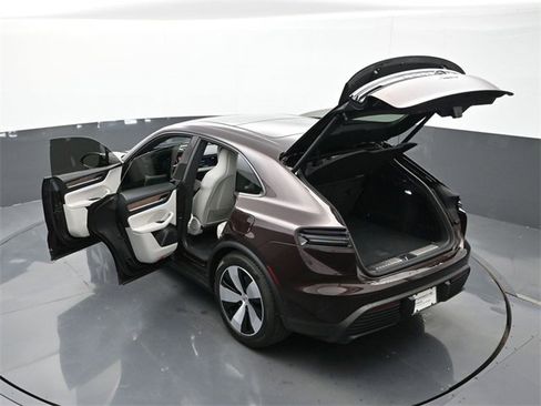 Used 2024 Porsche Macan 4 Electric image 28