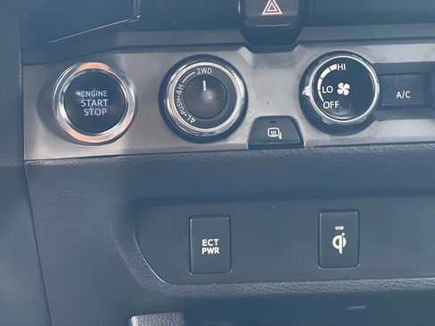 Used 2017 Toyota Tacoma TRD Sport image 32