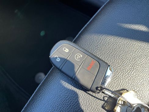 Used 2025 Jeep Compass Limited image 27