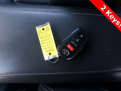 Used 2023 Toyota Venza XLE image 35