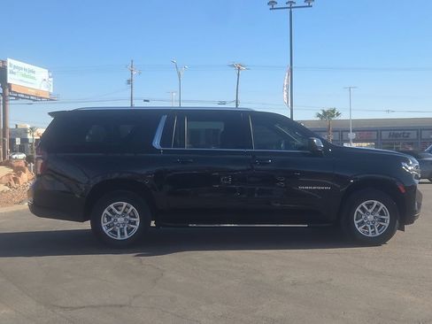 Used 2024 Chevrolet Suburban LT image 5