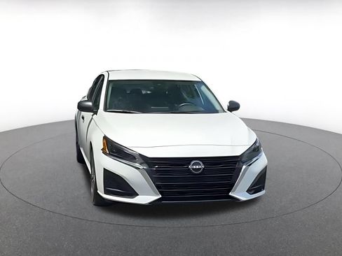 Used 2025 Nissan Altima 2.5 SV FWD image 13