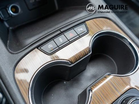 Used 2023 GMC Acadia SLE image 31