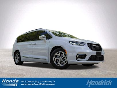 Used 2022 Chrysler Pacifica Limited w/ Uconnect Theater Family Group