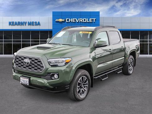 Used 2022 Toyota Tacoma TRD Sport w/ Technology Package RWD image 3