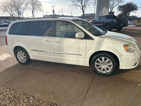 Used 2016 Chrysler Town & Country Touring image 4