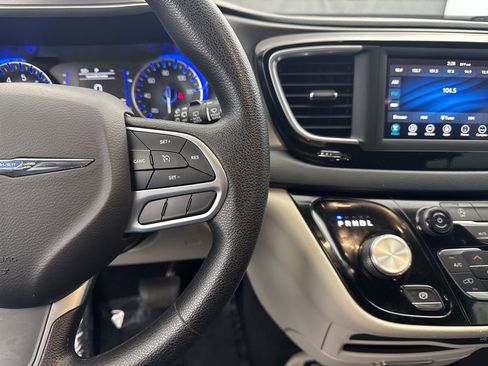 Used 2020 Chrysler Pacifica Touring image 27